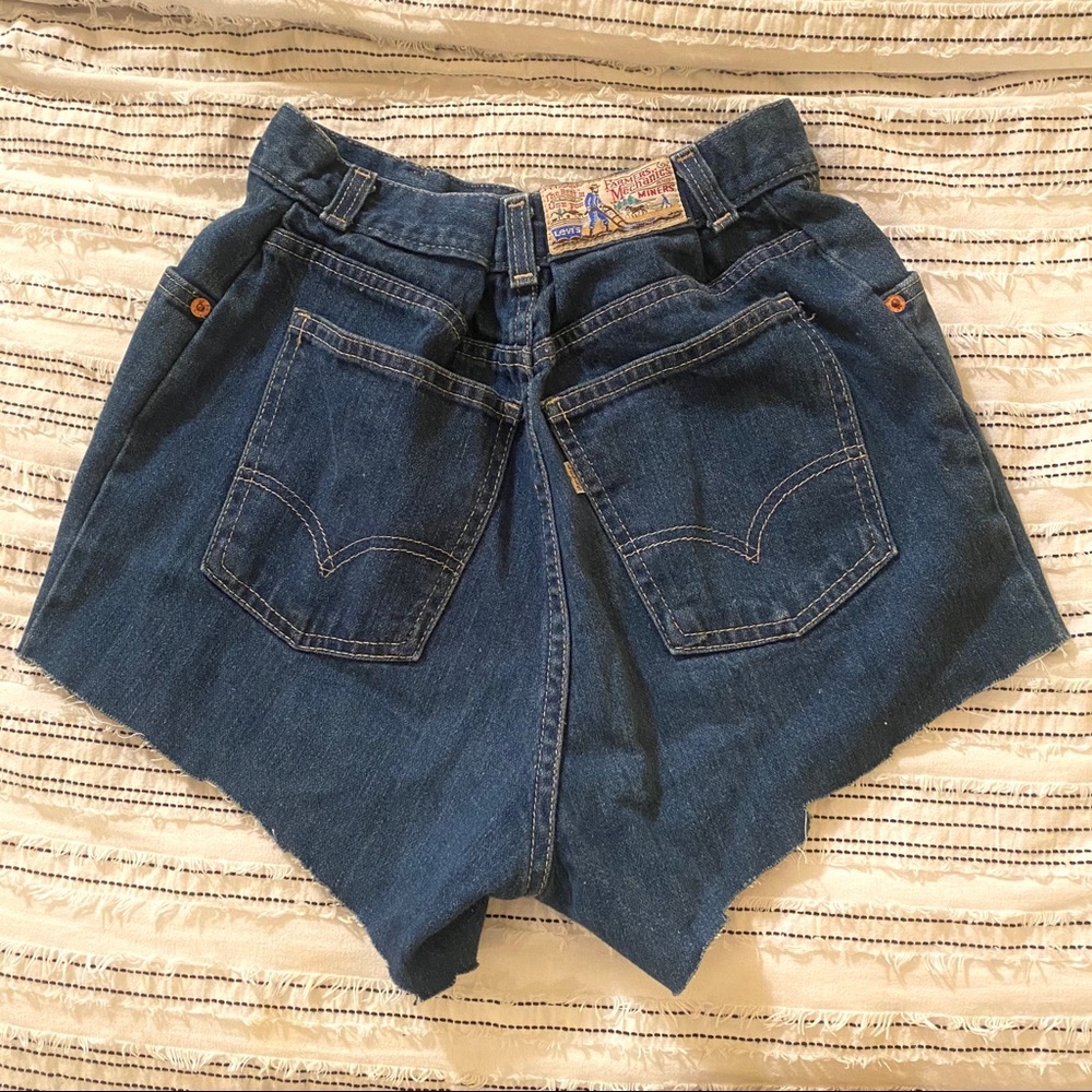 Levi cut offs size 23